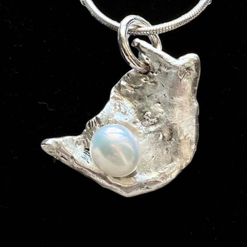 #647 Waterlily w/White Pearl