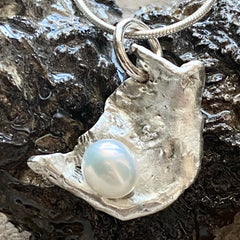 #647 Waterlily w/White Pearl