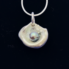 #704 Waterlily w/gray pearl
