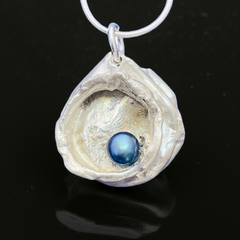 #705  Waterlily w/gray pearl