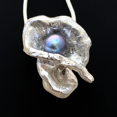 #774 Waterlily w/Gray Pearl
