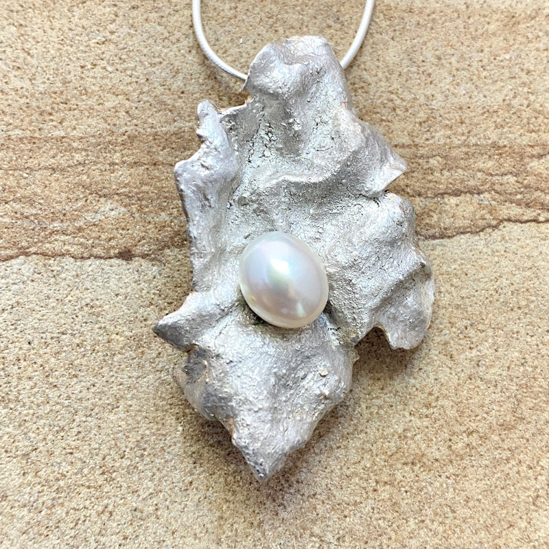 #776 Cactus Flower w/White Pearl