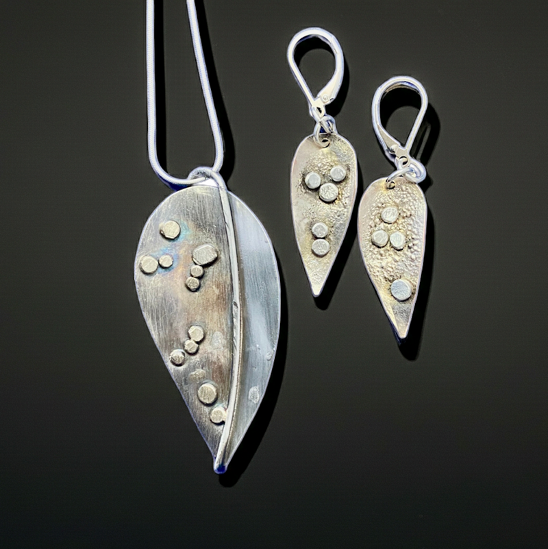 #779 Leaf Pendant w/Raindrops